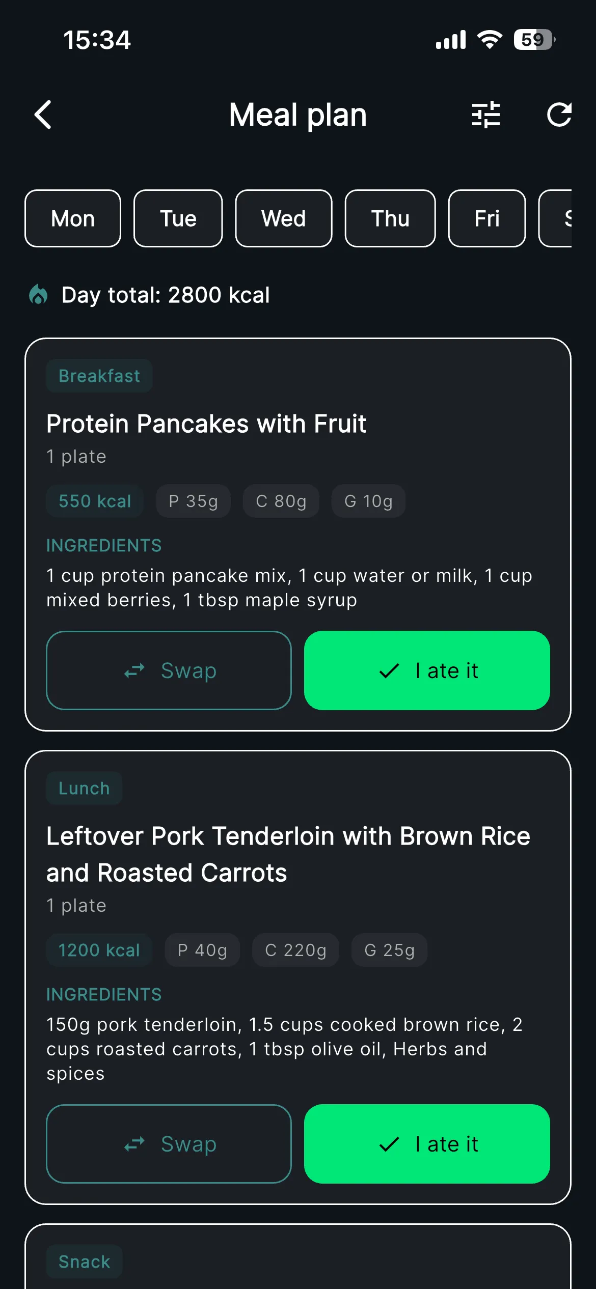 Weekly meal plan screen with breakfast and lunch cards showing ingredients and macronutrients