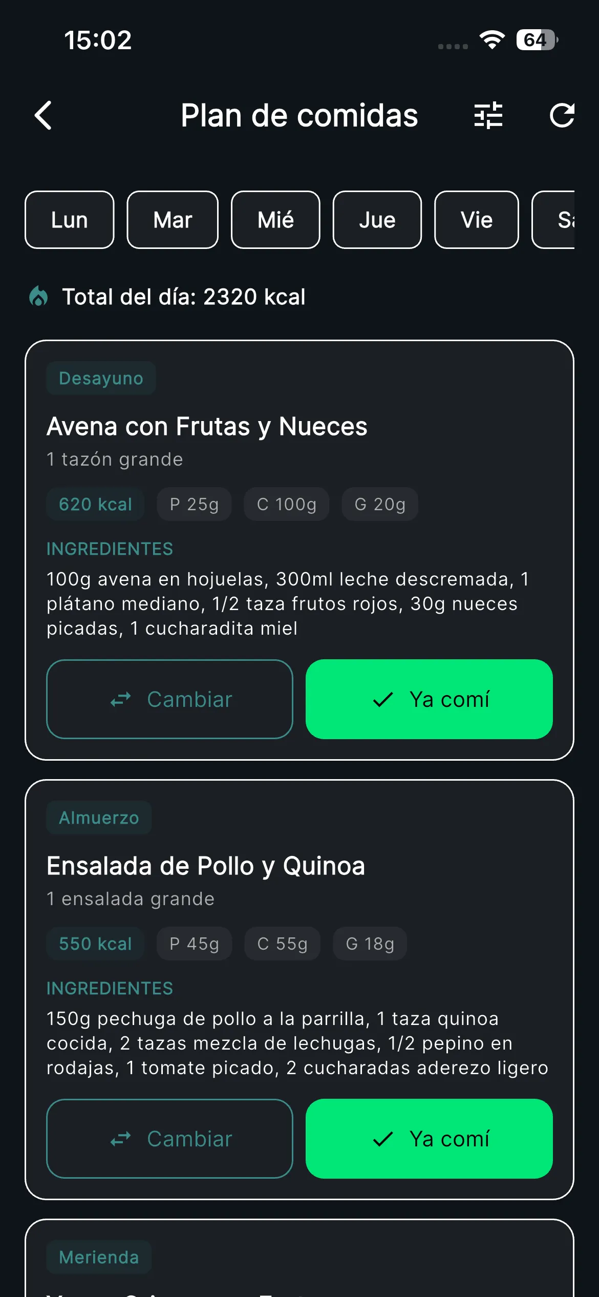 Pantalla de plan de comidas semanal con tarjetas de desayuno y almuerzo mostrando ingredientes y macronutrientes