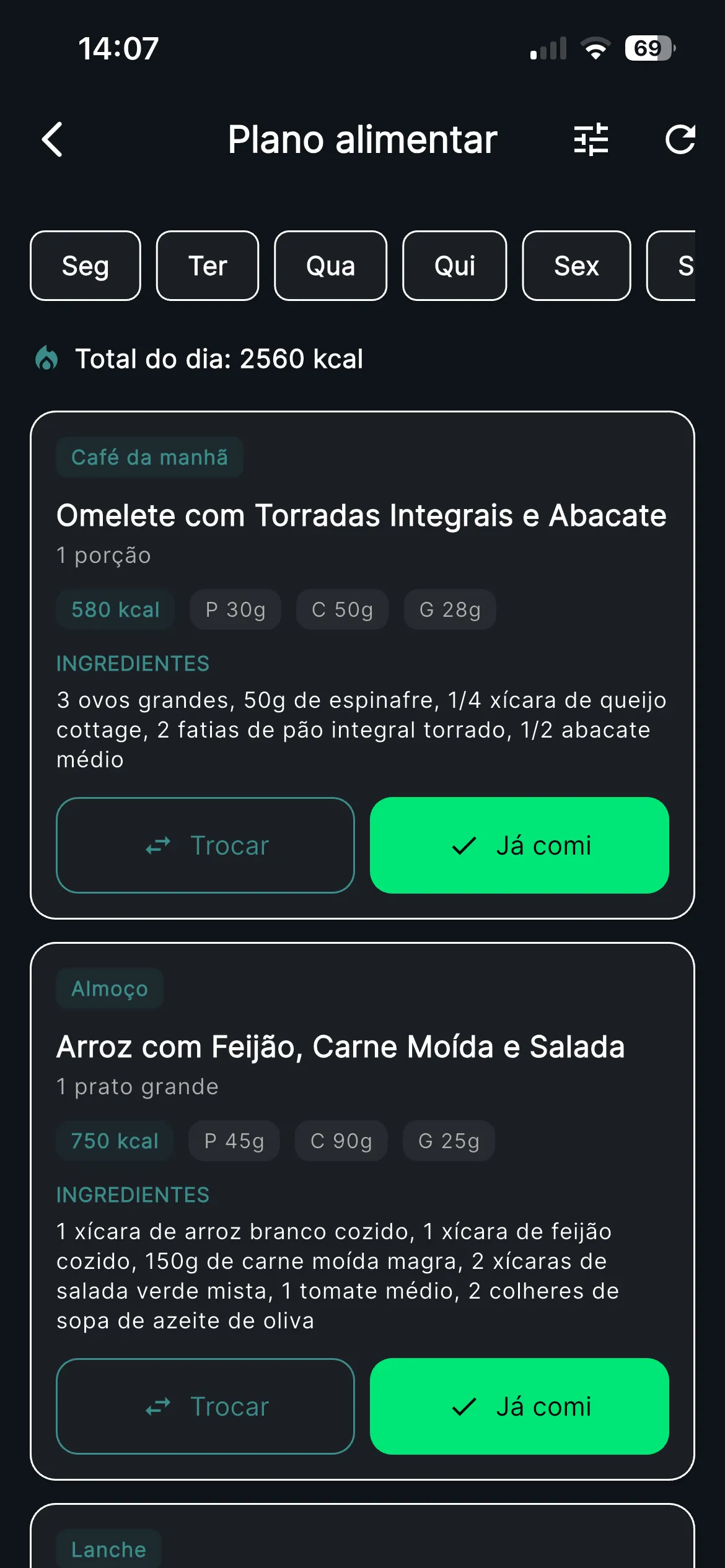 Tela de plano alimentar semanal com cards de café da manhã e almoço mostrando ingredientes e macronutrientes